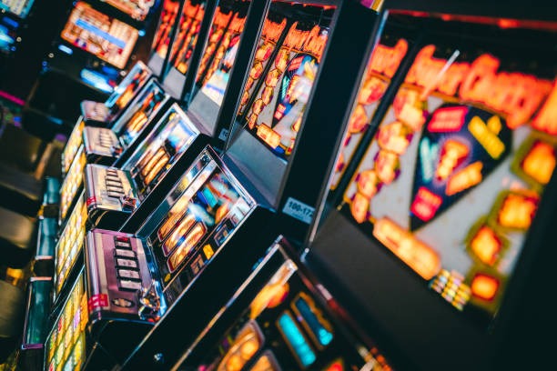 Captain's Bounty slot game interface showing reel layout, bet controls, and payout table