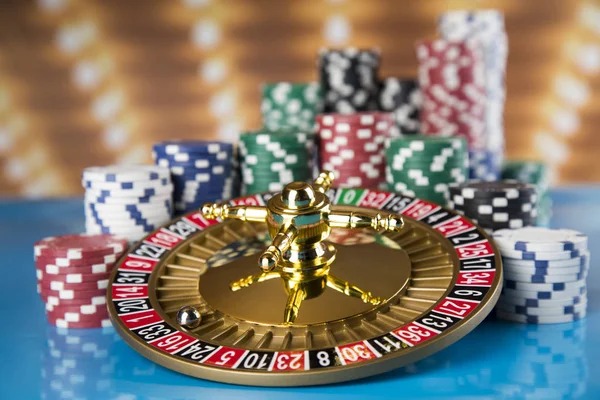 Domino QQ table interface showing player positions, card values, and betting rounds